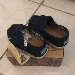Toms tiny size 4